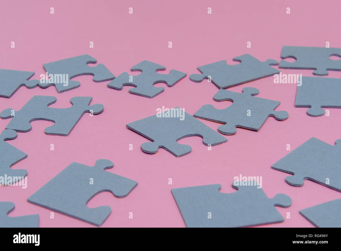 Puzzle di carta su un sfondo rosa Foto Stock