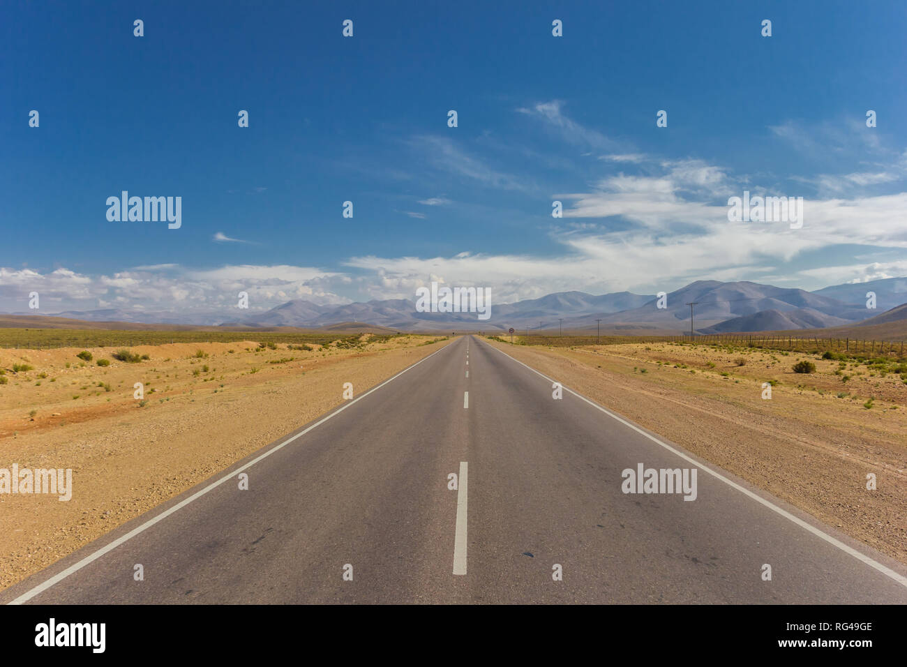 Strada verso la Cordigliera delle Ande in Argentina Foto Stock