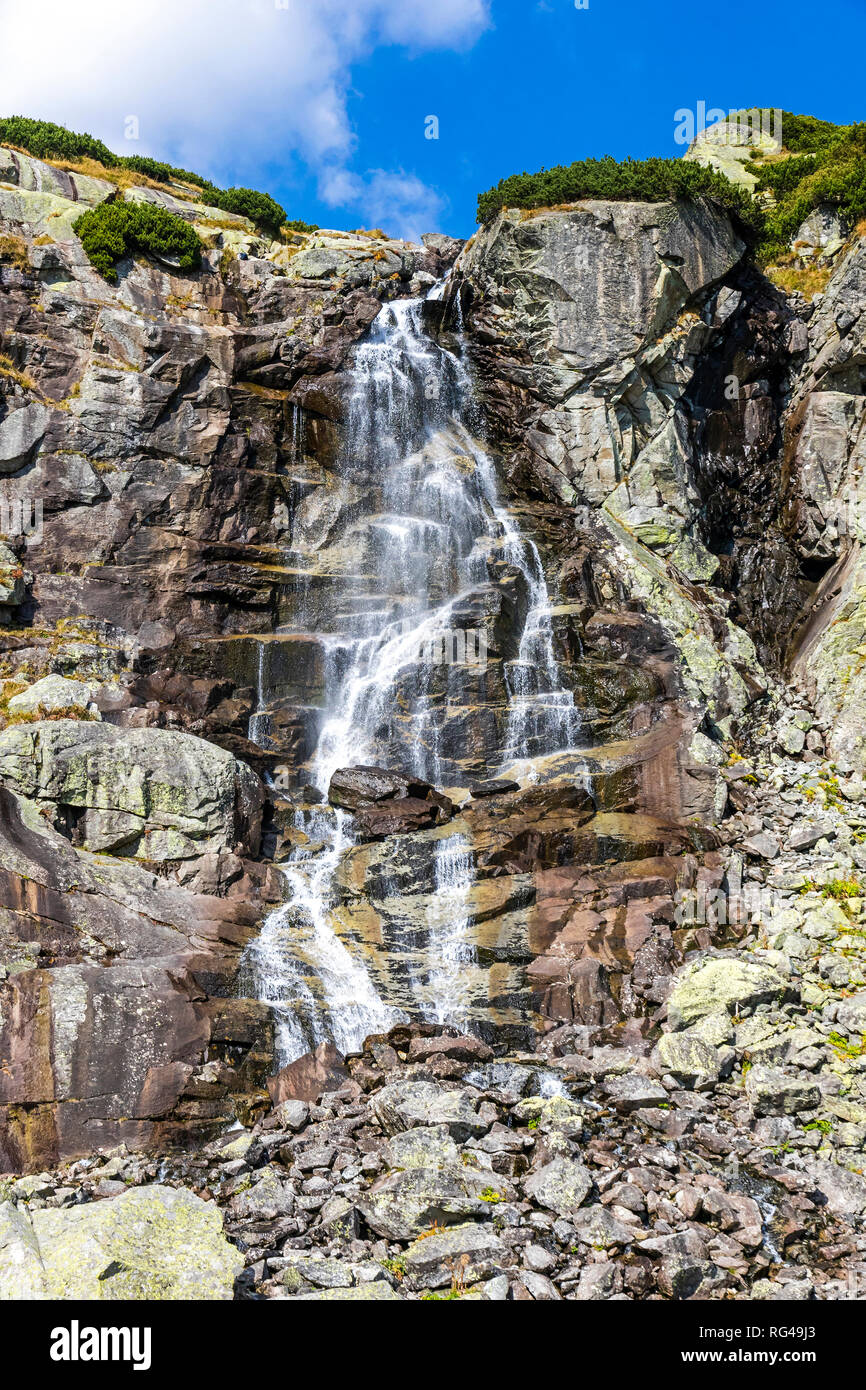 Escursionismo in Alti Tatra (Vysoke Tatry), Slovacchia. Skok cascata (slovacco: Vodopad Skok). 1789m. Una delle più belle cascate di Tatra Foto Stock