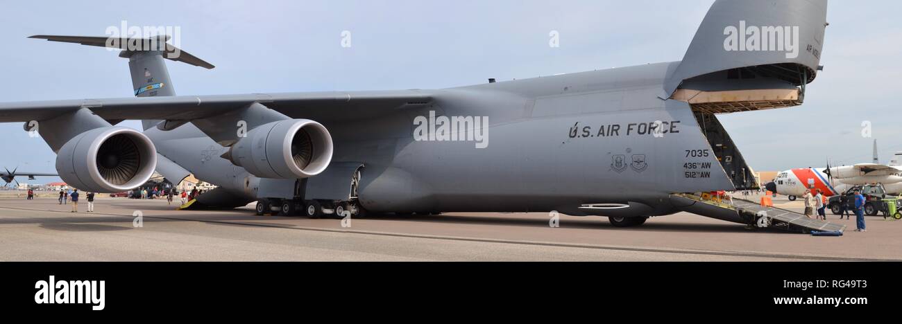 Un U.S. Air Force C-5 Galaxy cargo aereo su una pista di MacDill Air Force Base. Foto Stock