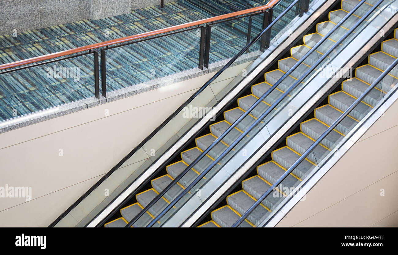 Entrambi i set di su e giù per le scale mobili di un hotel centro congressi con nessuno li di equitazione. Foto Stock