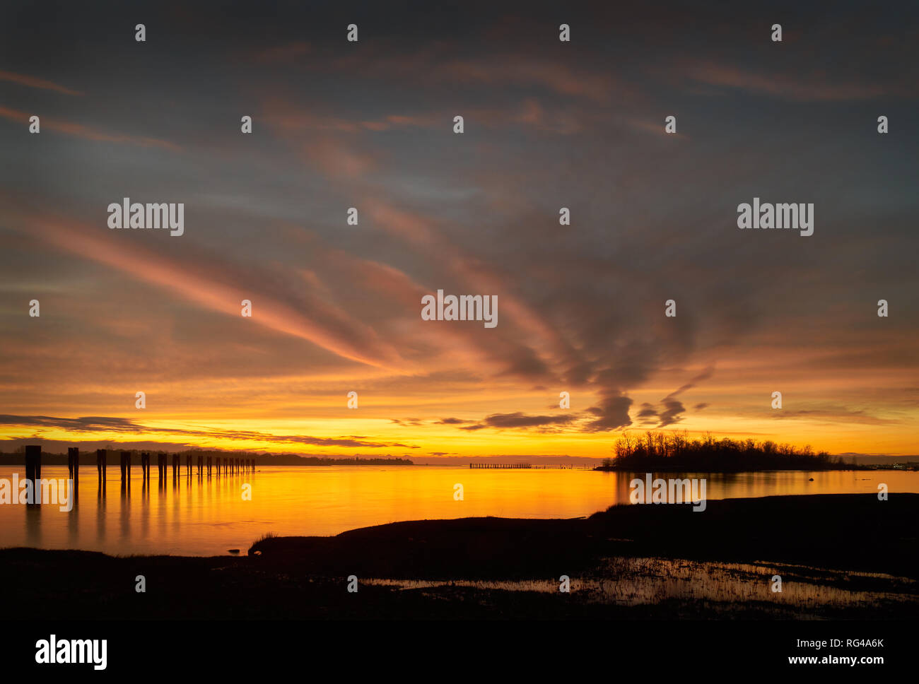 Londra lo sbarco del tramonto, Steveston. Un tranquillo tramonto sul fiume Fraser. Vicino a Vancouver, British Columbia, Canada. Foto Stock