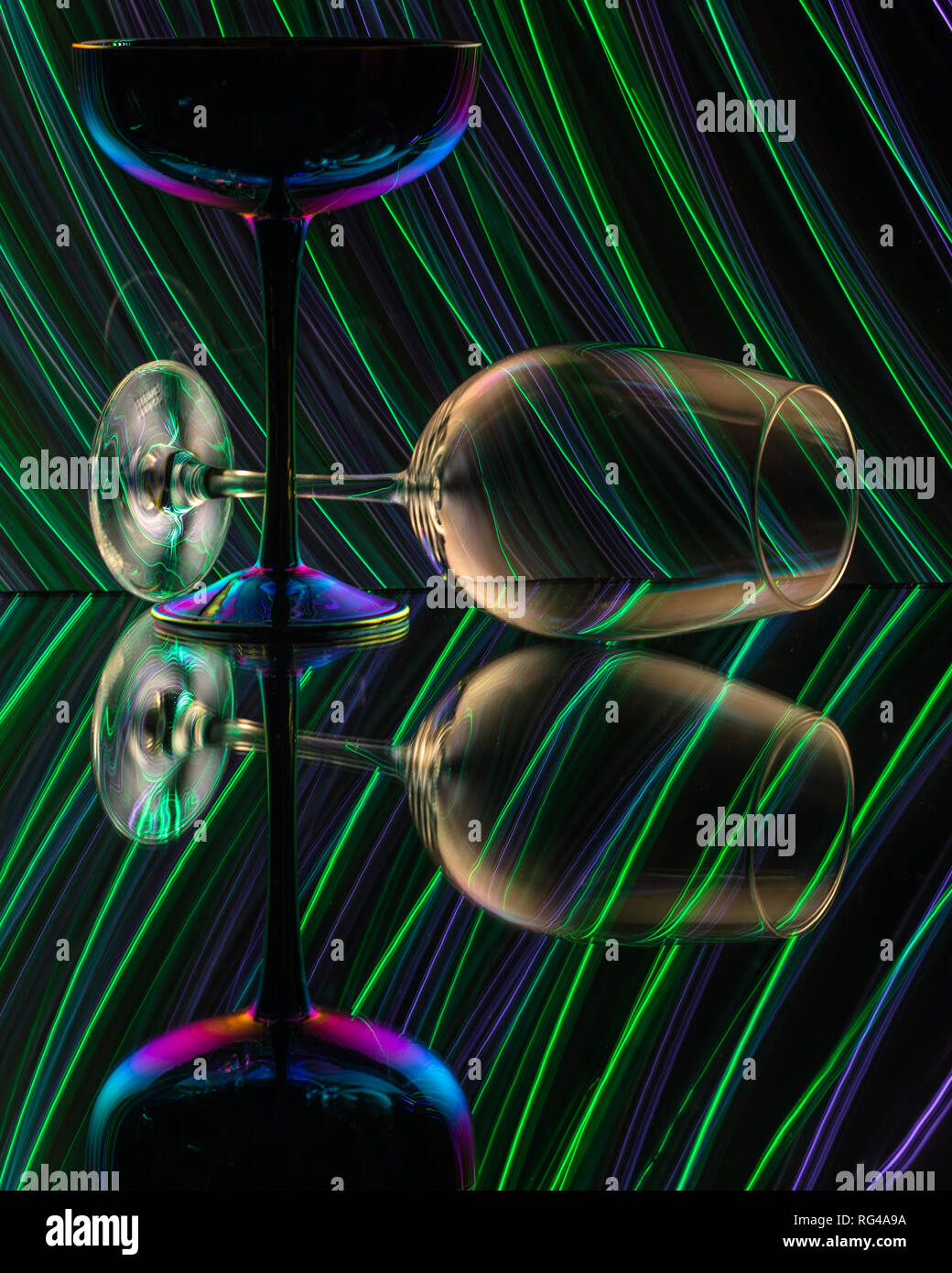 La pittura di luce con bicchieri di vino Foto Stock