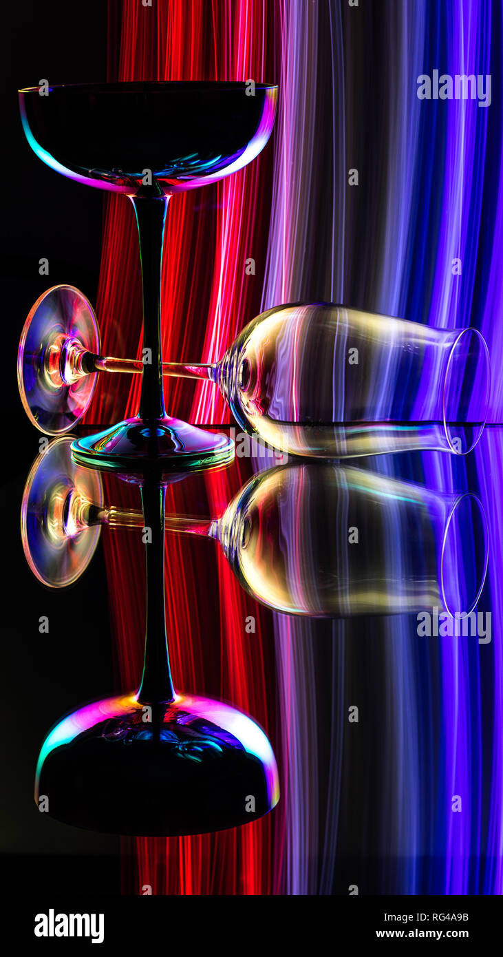 La pittura di luce con bicchieri di vino Foto Stock