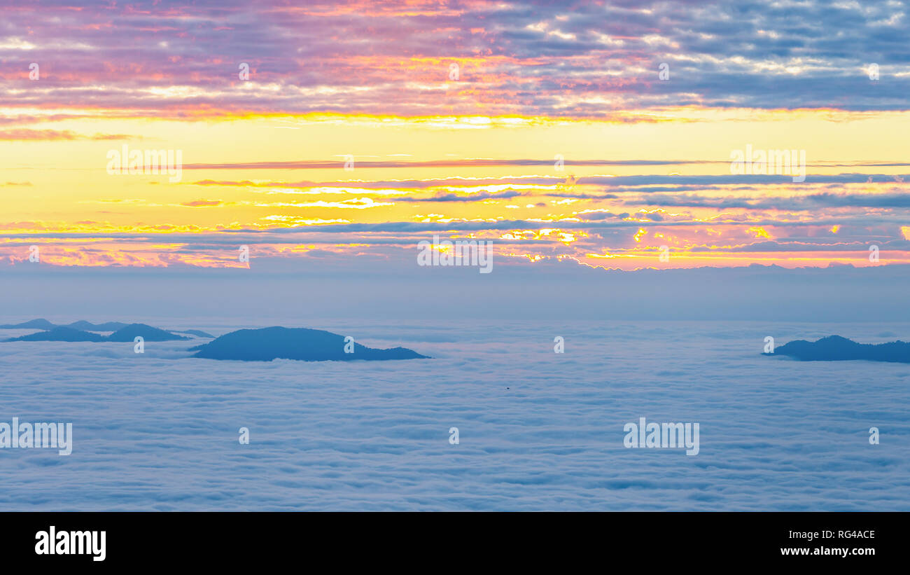 Vista aerea del nuvoloso cielo invernale, nebbia e nuvole picco di montagna a sunrise di Phu Chi Fah, Chaingrai, Thailandia. Foto Stock