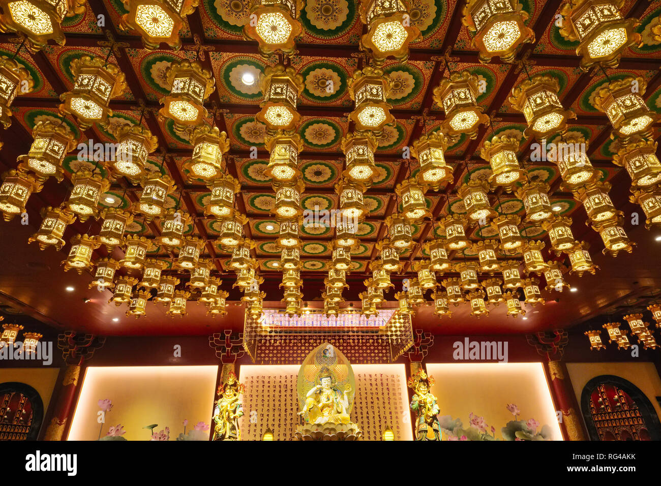 Lanterne pendenti dal tetto di un santuario buddista all'interno del Dente del Buddha Tempio e museo, Chinatown, Singapore Foto Stock