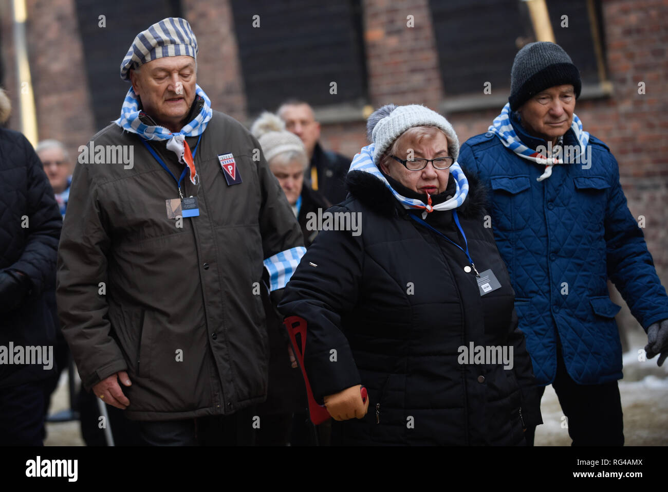 I sopravvissuti di Auschwitz sono visto che frequentano la cerimonia ufficiale presso il campeggio durante 74anniversario della liberazione di Auschwitz e l'olocausto Giorno del Ricordo. Il tedesco più grande campo di lavoro e sterminio nazista KL Auschwitz-Birkenau fu liberata da parte dell'Armata Rossa il 27 gennaio 1945. Foto Stock