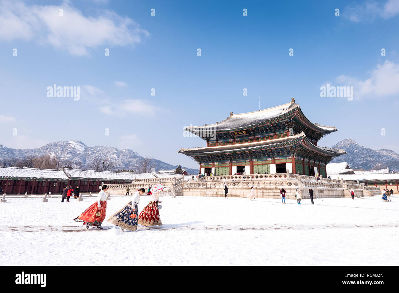 Il palazzo Gyeongbokgung in inverno e le ragazze in abiti Hanbok. Foto Stock Il palazzo Gyeongbokgung in inverno e le ragazze in abiti Hanbok. Foto Stock