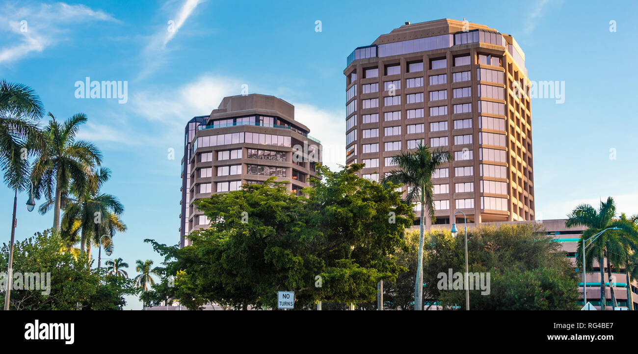 Punto di Phillips edifici per uffici lungo Flagler Drive sul centro di West Palm Beach, Florida waterfront. (USA) Foto Stock