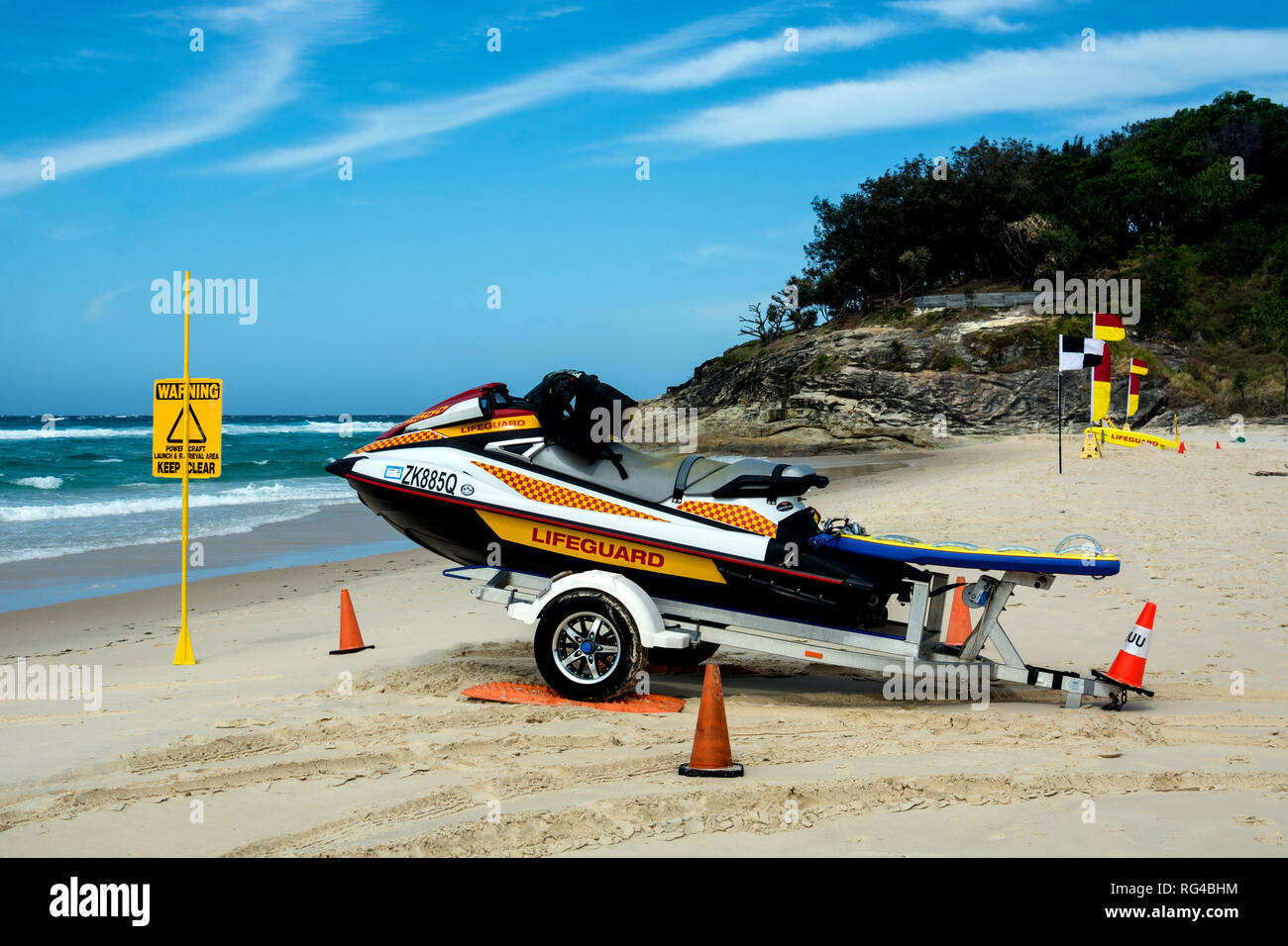 Lifeguard per mezzo di salvataggio sul cilindro Beach, Point Lookout, North Stradbroke Island, Queensland, Australia Foto Stock