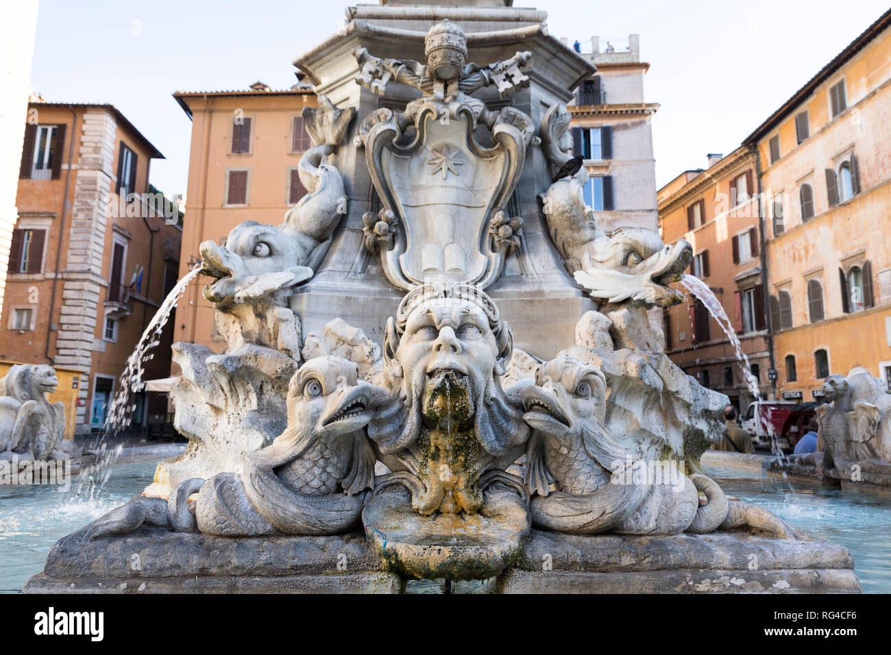 Statue pagane, fontana dettaglio, Pantheon romano, Roma, Italia, Europa Foto Stock