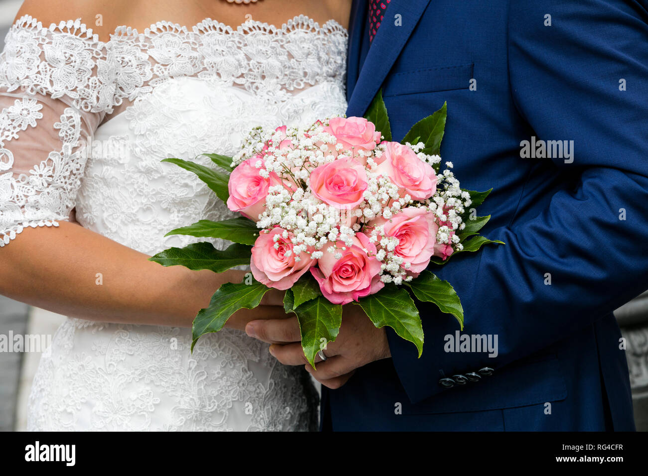 Sposa e lo sposo holding bouquet nuziali, Roma, Italia, Europa Foto Stock
