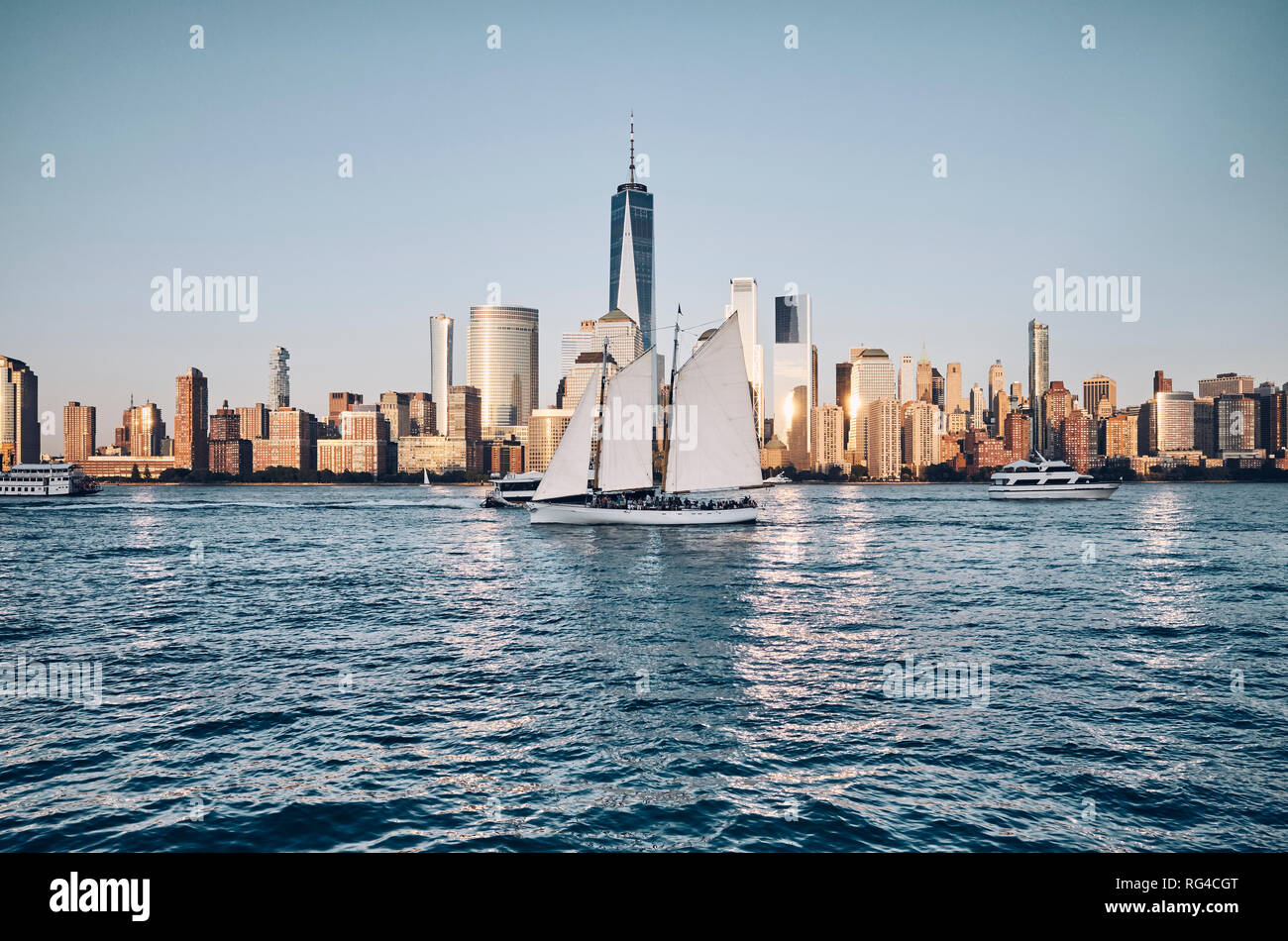 New York skyline della città con segnale di occupato del fiume Hudson, dai toni di colore immagine, STATI UNITI D'AMERICA. Foto Stock