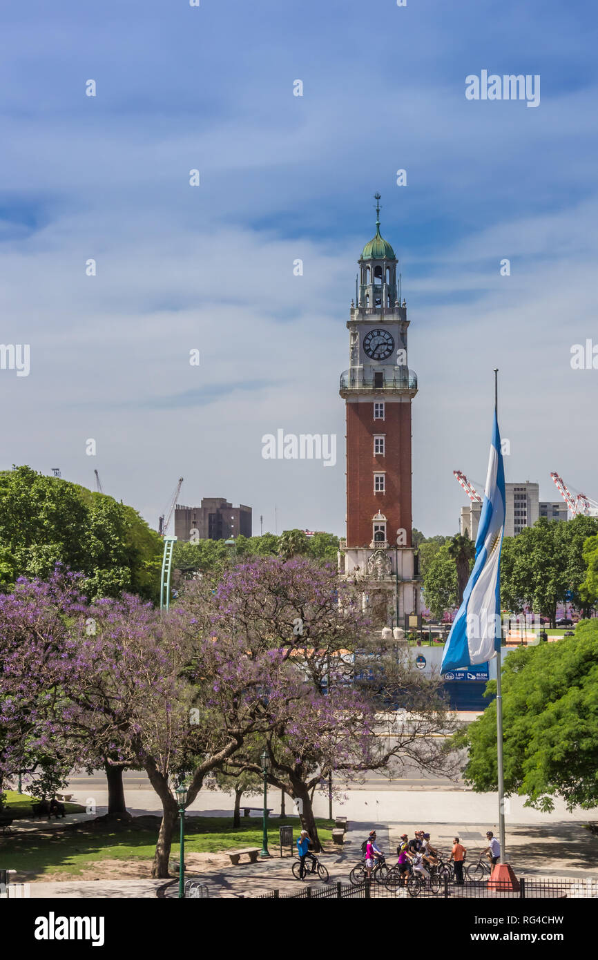 Torre monumentale in un parco a Buenos Aires, Argentina Foto Stock