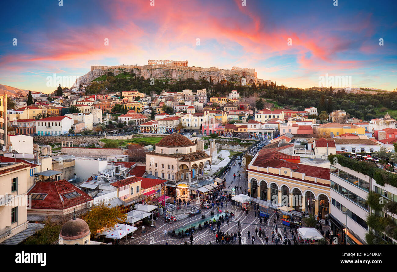 Atene, Grecia - Piazza Monastiraki e antica acropoli Foto Stock