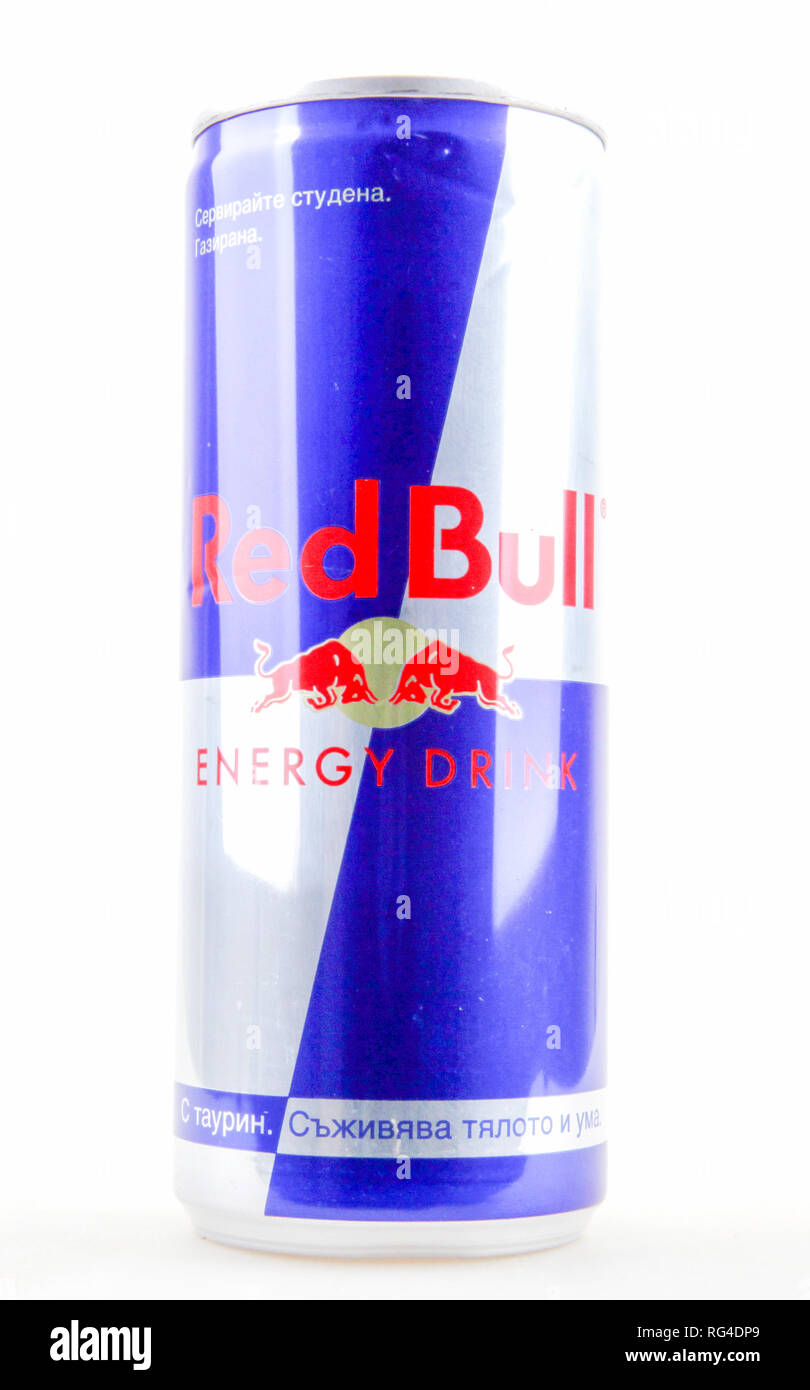 AYTOS, Bulgaria - 25 gennaio 2014: Red Bull può essere isolato su sfondo bianco. Red Bull è una bevanda energetica venduti dalla società austriaca Red Bull GmbH, cre Foto Stock