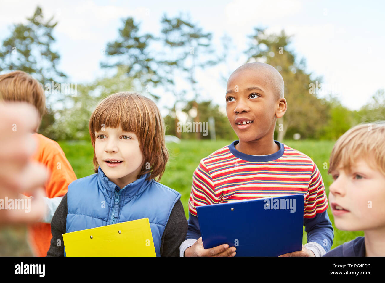 I bambini con appunti giocare a caccia al tesoro o la caccia al tesoro a una festa di compleanno di bambini Foto Stock