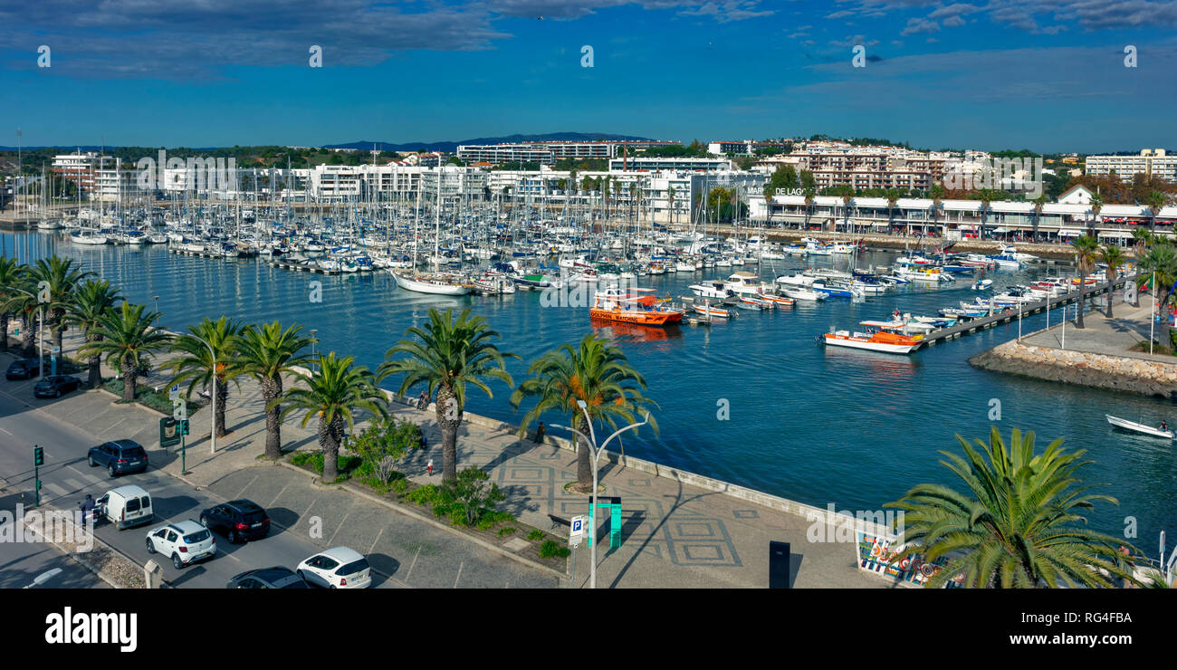 Vista della Marina di Lagos, Algarve, Portogallo dal mercato Municipale tetto Foto Stock