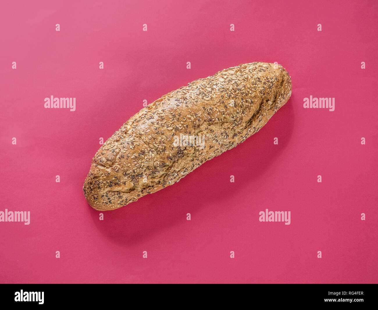 Pane con semi su sfondo rosso Foto Stock