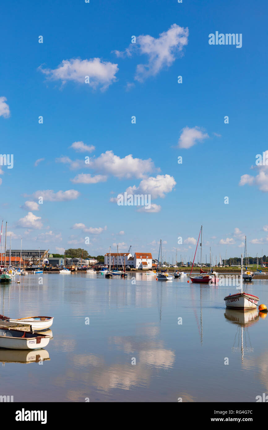 Un ambiente sereno e tranquillo scenario costiero a Woodbridge harbour nel Suffolk, Inghilterra, Regno Unito. Foto Stock