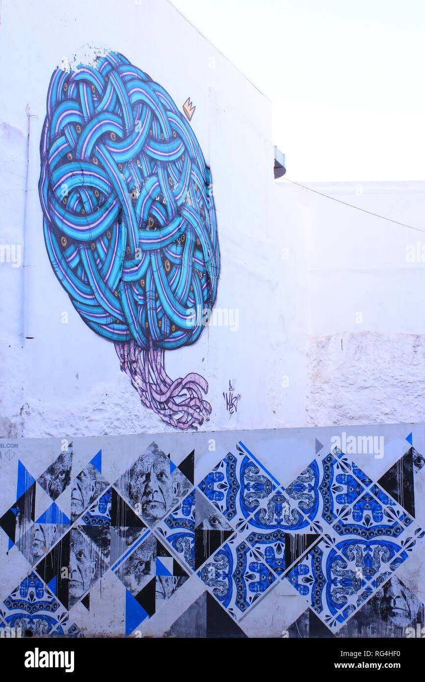 Mit Graffiti bemalte Wand eines alten Gebäudes in Portogallo Foto Stock