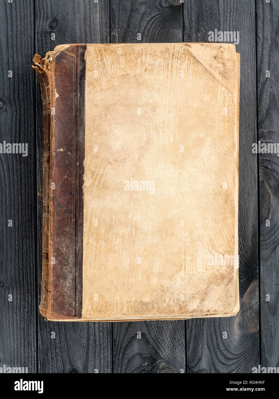 Vecchio libro con coperchio cieco sul tavolo di legno. Vista superiore, copia spazio sulla copertina del libro Foto Stock
