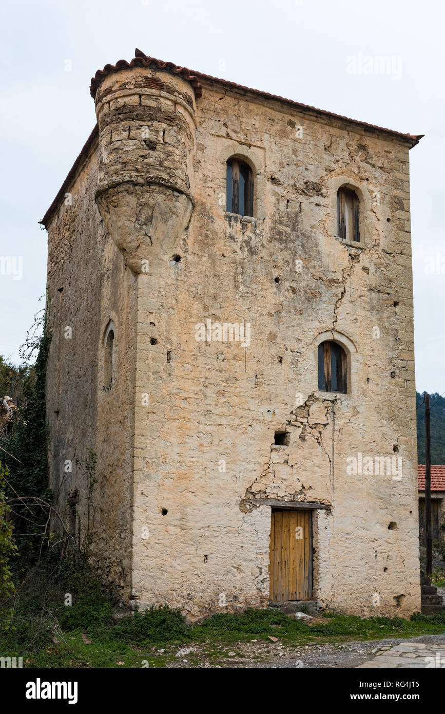 Abbandonato casa torre nel villaggio di Agios Vassilios nel Peloponneso, Grecia Foto Stock