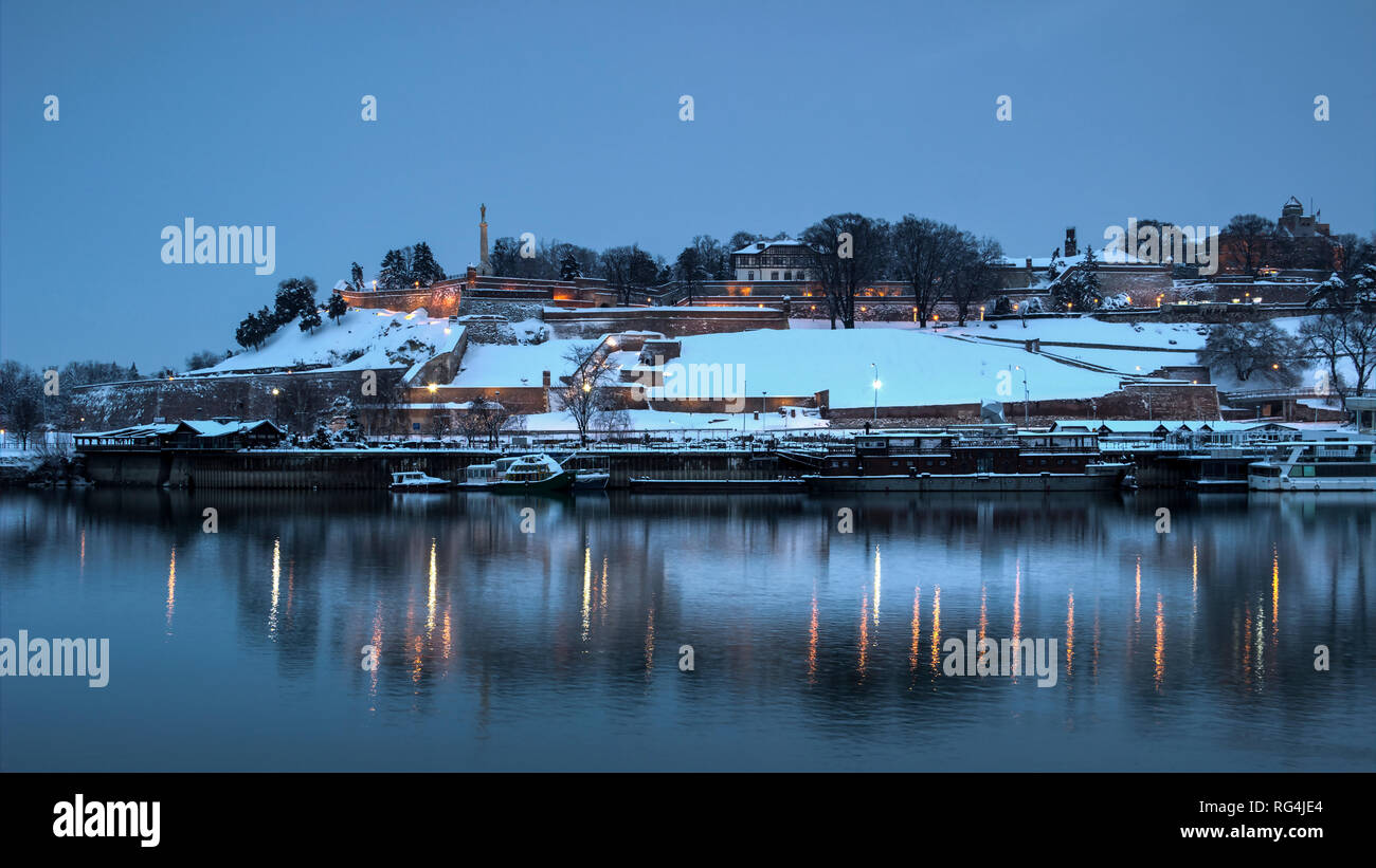 A Belgrado, in Serbia - Vista panoramica del fiume Sava e Parco Kalemegdan al crepuscolo invernale Foto Stock