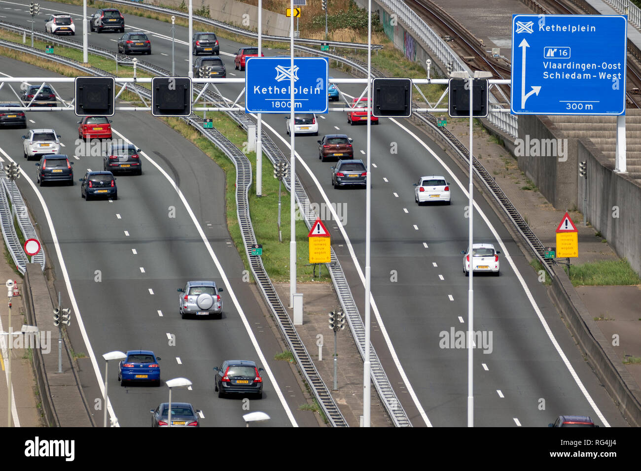 ROTTERDAM, Paesi Bassi - 9 Sep, 2018: il traffico su autostrada A4 nei pressi della città di Rotterdam Foto Stock