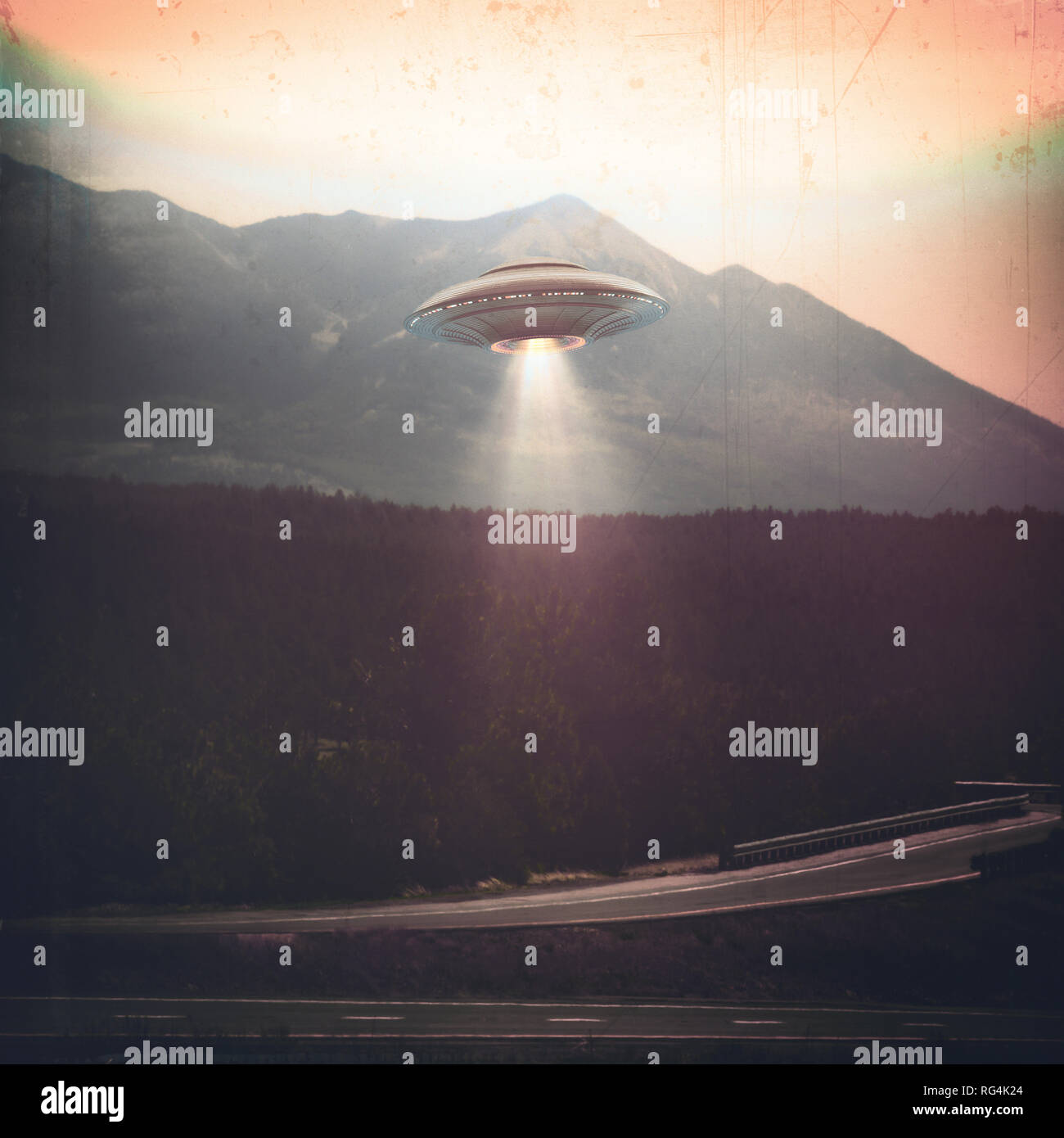 Oggetto Volante non Identificato UFO. Il vecchio stile foto con ISO elevata rumorosità e sporcizia con graffi nel tempo. Foto Stock