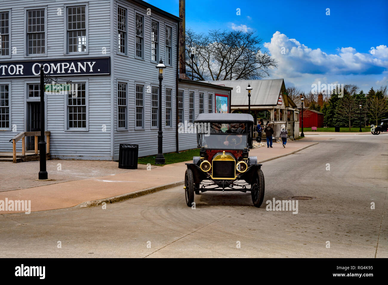 Dearborn, MI USA - 04.21.2018 : Ford modello t nel villaggio greenfield accanto al primo vecchia originale ricostruita Ford Motor Company sulla giornata di sole Foto Stock