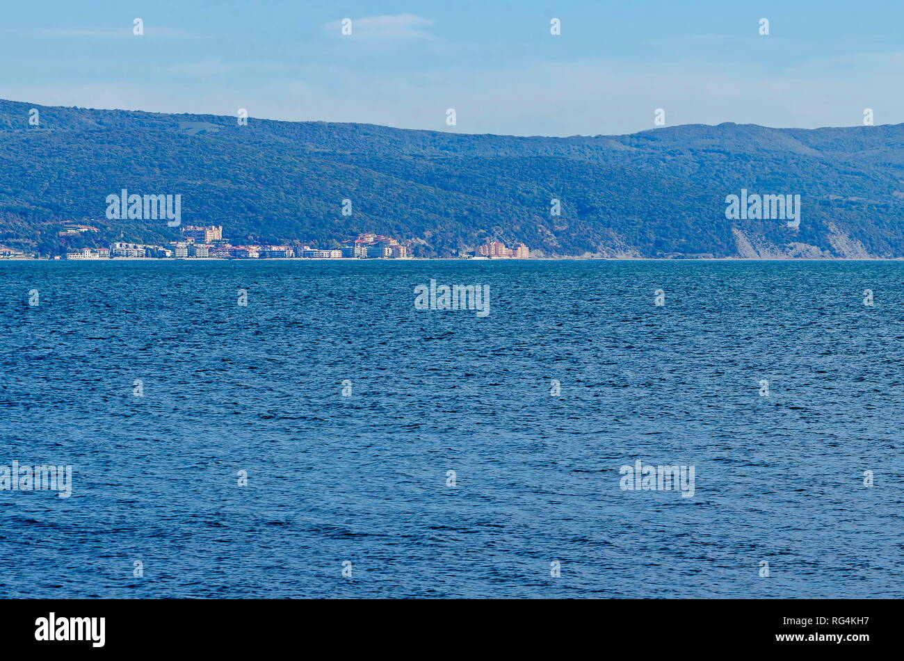 Seascape di shore resort sul Mar Nero vicino alla città di Nessebar verso Elenite e montagna balcanica, Bulgaria, Europa Foto Stock