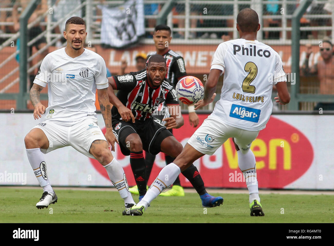 Sao Paulo, Brasile. 27 gennaio, 2019. Paulista 2019, Santos vs. Sao Paulo - Santos player controversie offerta con Jucilei player di Sao Paulo durante una partita presso lo stadio Pacaembu per il Paulista 2019 campionato foto: Marcello Zambrana/AGIF Credito: AGIF/Alamy Live News Foto Stock