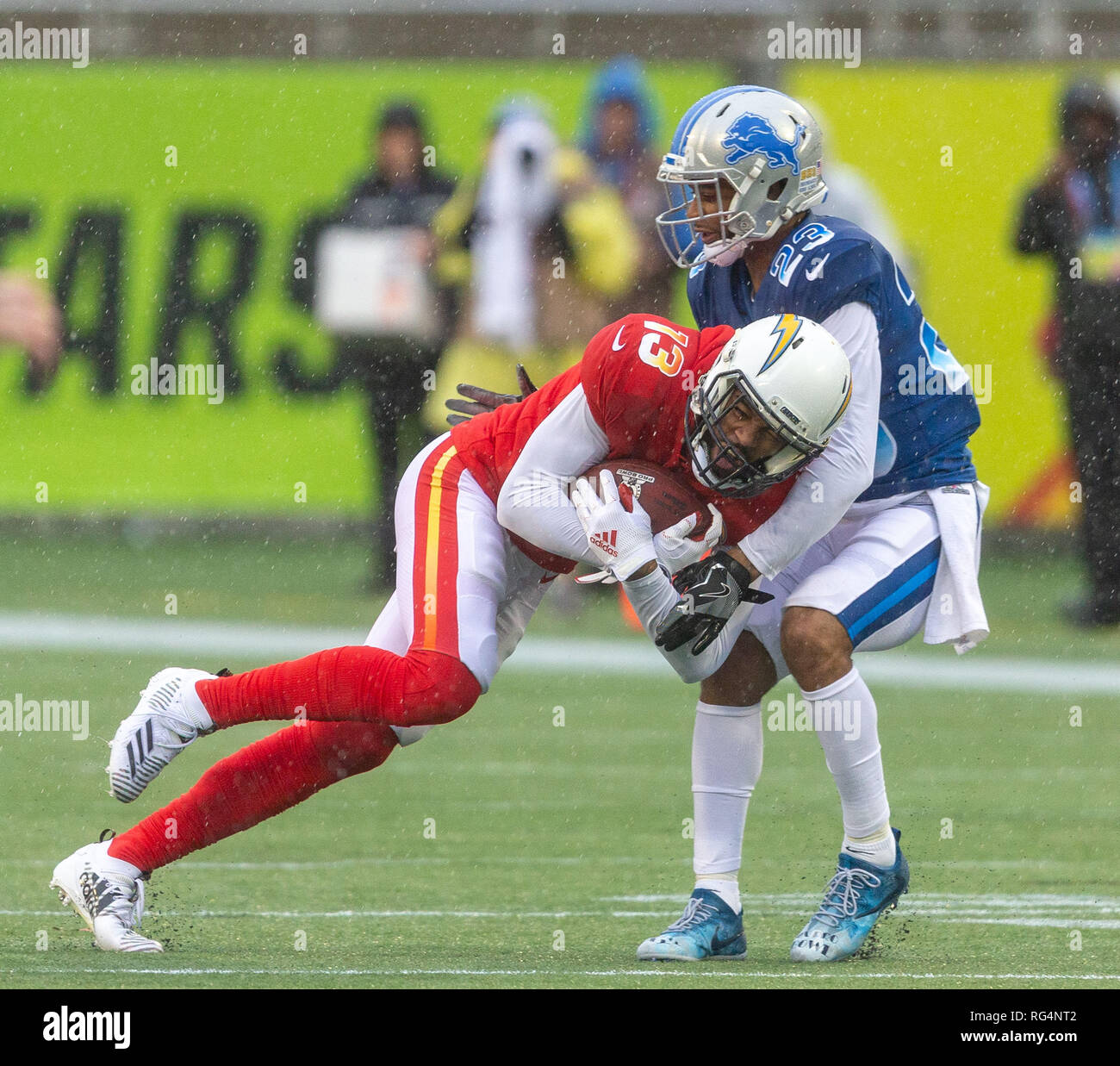 Orlando, Florida, Stati Uniti d'America. 27 gennaio, 2019. AFC wide receiver Keenan Allen (13), della Los Angeles Chargers, corre con la palla dopo aver effettuato la cattura nel primo trimestre durante la NFL Pro Bowl partita di calcio tra la AFC e NFC al Camping World Stadium in Orlando, Florida. Del Mecum/CSM/Alamy Live News Foto Stock