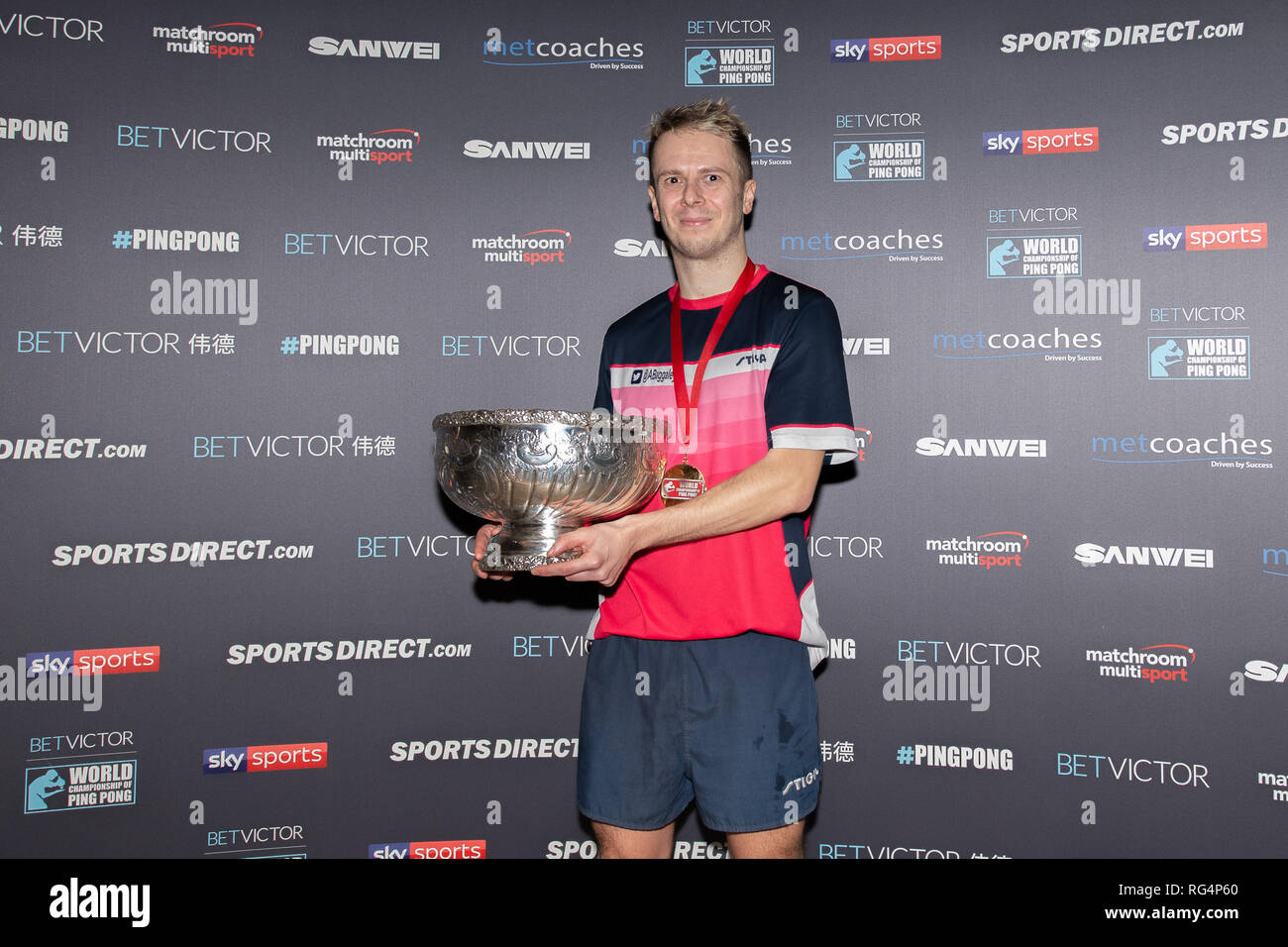 Londra, Regno Unito. 27 gennaio, 2019. Andrew Baggaley (ITA) celebra vincendo la finale con il trofeo Betvictor durante il Campionato del Mondo di Ping Pong - 2019 tournament - ultimi 16 knockout stage presso Alexander Palace di Domenica, 27 gennaio 2019. Londra Inghilterra. (Solo uso editoriale, è richiesta una licenza per uso commerciale. Nessun uso in scommesse, giochi o un singolo giocatore/club/league pubblicazioni.) Credito: Taka G Wu/Alamy News Credito: Taka Wu/Alamy Live News Foto Stock