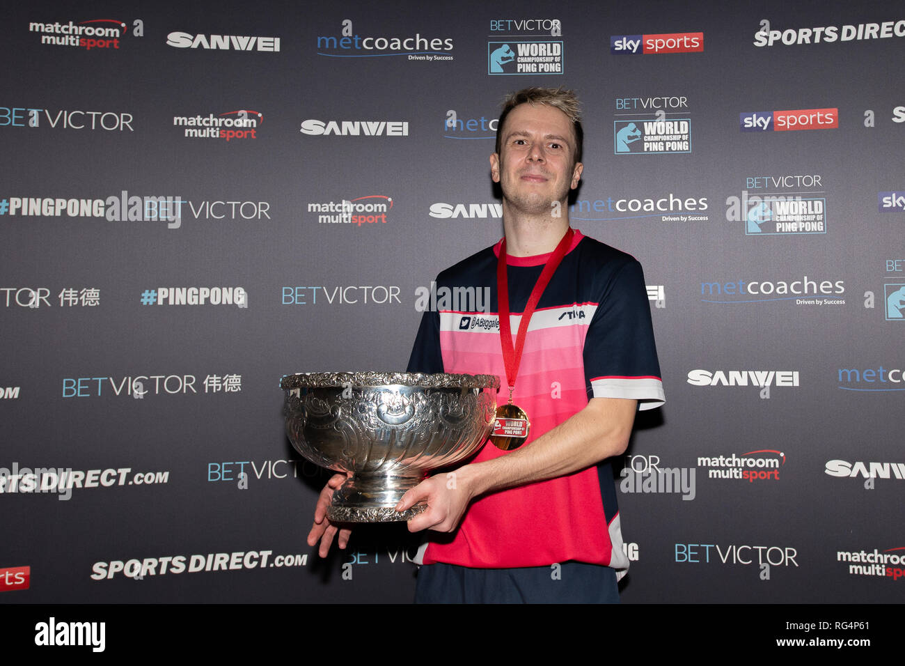 Londra, Regno Unito. 27 gennaio, 2019. Andrew Baggaley (ITA) celebra vincendo la finale con il trofeo Betvictor durante il Campionato del Mondo di Ping Pong - 2019 tournament - ultimi 16 knockout stage presso Alexander Palace di Domenica, 27 gennaio 2019. Londra Inghilterra. (Solo uso editoriale, è richiesta una licenza per uso commerciale. Nessun uso in scommesse, giochi o un singolo giocatore/club/league pubblicazioni.) Credito: Taka G Wu/Alamy News Credito: Taka Wu/Alamy Live News Foto Stock