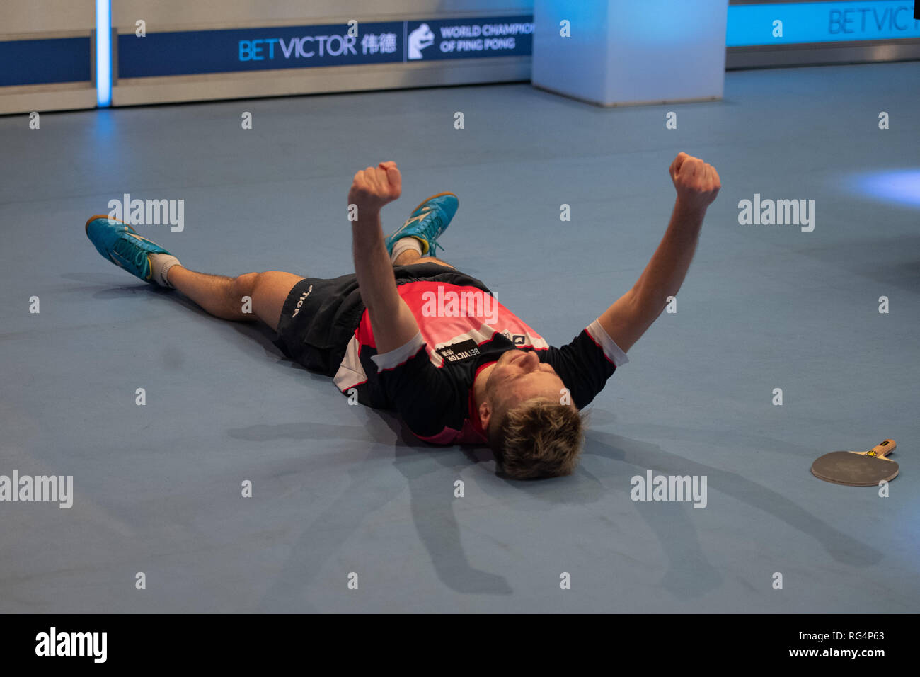 Londra, Regno Unito. 27 gennaio, 2019. Andrew Baggaley (ITA) celebra vincendo la Finale Betvictor durante il Campionato del Mondo di Ping Pong - 2019 tournament - ultimi 16 knockout stage presso Alexander Palace di Domenica, 27 gennaio 2019. Londra Inghilterra. (Solo uso editoriale, è richiesta una licenza per uso commerciale. Nessun uso in scommesse, giochi o un singolo giocatore/club/league pubblicazioni.) Credito: Taka G Wu/Alamy News Credito: Taka Wu/Alamy Live News Foto Stock