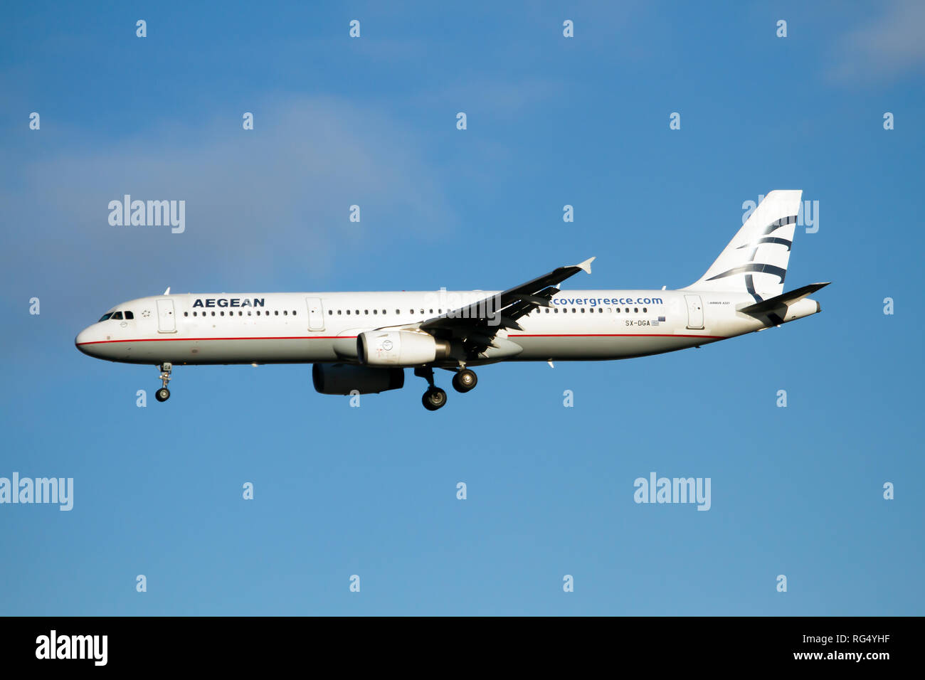 Un Aegean Airlines Airbus 321 sporting visitgreece sticker attorno alla terra all'aeroporto di Londra Heathrow. Foto Stock