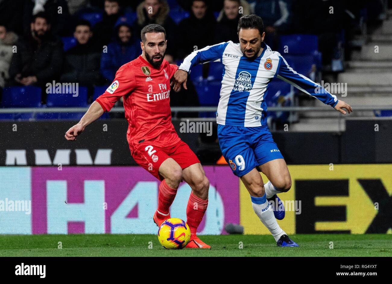 Barcellona, Spagna. 27 gennaio, 2019. RCD Espanyol Sergio Garcia (R) il sistema VIES con il Real Madrid Dani Carvajal durante un campionato spagnolo match tra RCD Espanyol e Real Madrid a Barcellona, Spagna, a gennaio 27, 2019. RCD Espanyol perdere 2-4. Credito: Joan Gosa/Xinhua/Alamy Live News Foto Stock