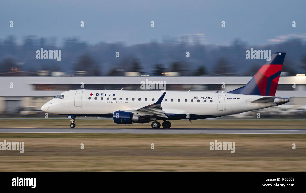 Richmond, British Columbia, Canada. 27 gennaio, 2019. Un collegamento a triangolo (Compass Airlines) Embraer 175 (N623CZ) aereo jet decolla dall'Aeroporto Internazionale di Vancouver. L'aereo di linea è di proprietà e gestito da Compass Airlines e vola sotto contratto di Delta Air Lines. Credito: Bayne Stanley/ZUMA filo/Alamy Live News Foto Stock
