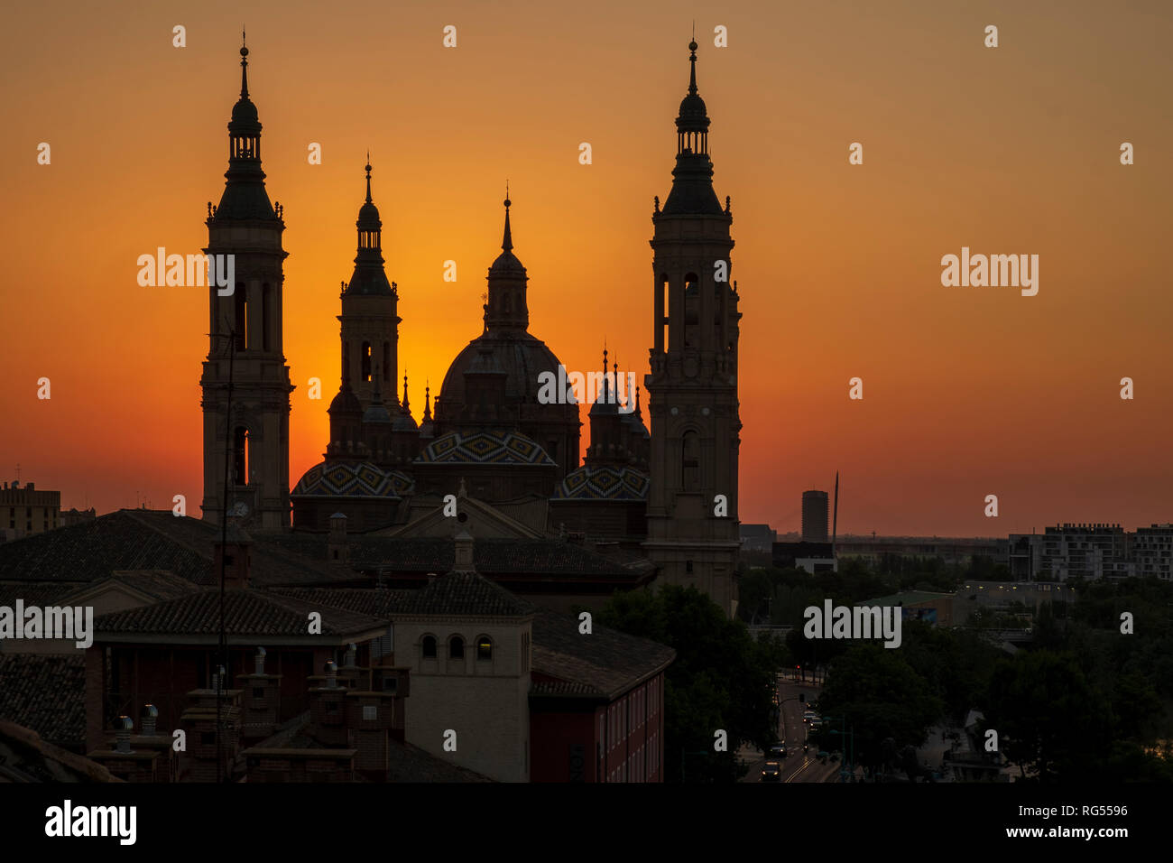 Spagna, Saragozza, vista al crepuscolo della basilica di El Pilar. Saragozza, Spagna Foto Stock
