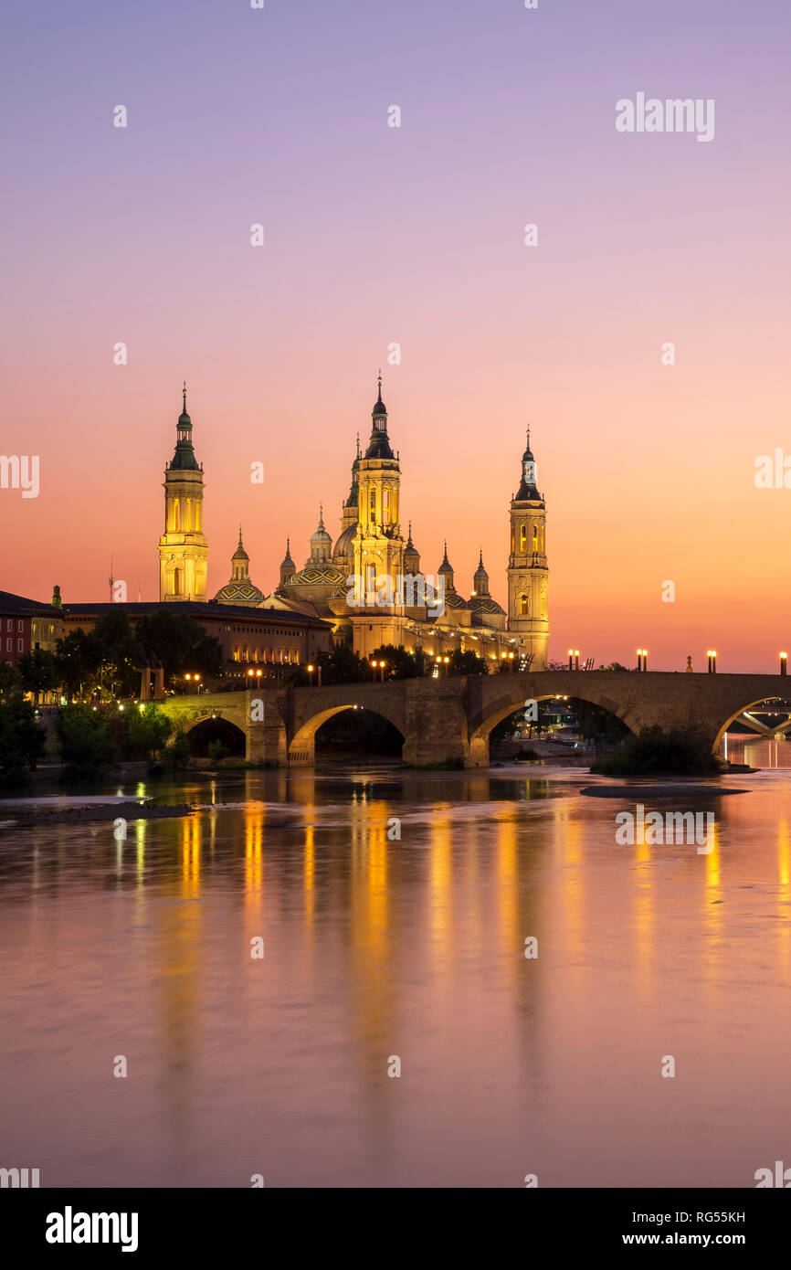 Spagna, Saragozza, vista al crepuscolo della basilica di El Pilar. Saragozza, Spagna Foto Stock