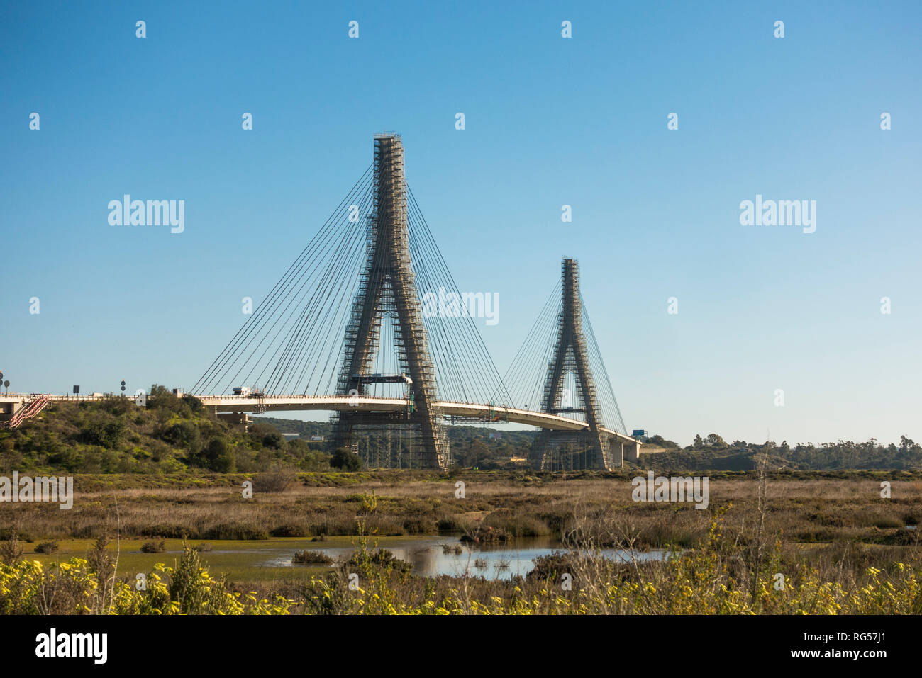 Guadiana ponte internazionale, collegando il sud della Spagna e del Portogallo, in costruzione, da Castro Marim, Algarve, Portogallo. Foto Stock