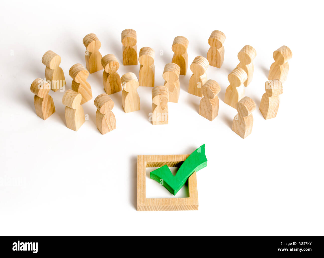 Una folla di gente guarda a un segno di spunta verde. Votazioni e elezioni concetto. Referendum, rivoluzione. Rovesciare il forzato. Prendere la decisione giusta, maj Foto Stock