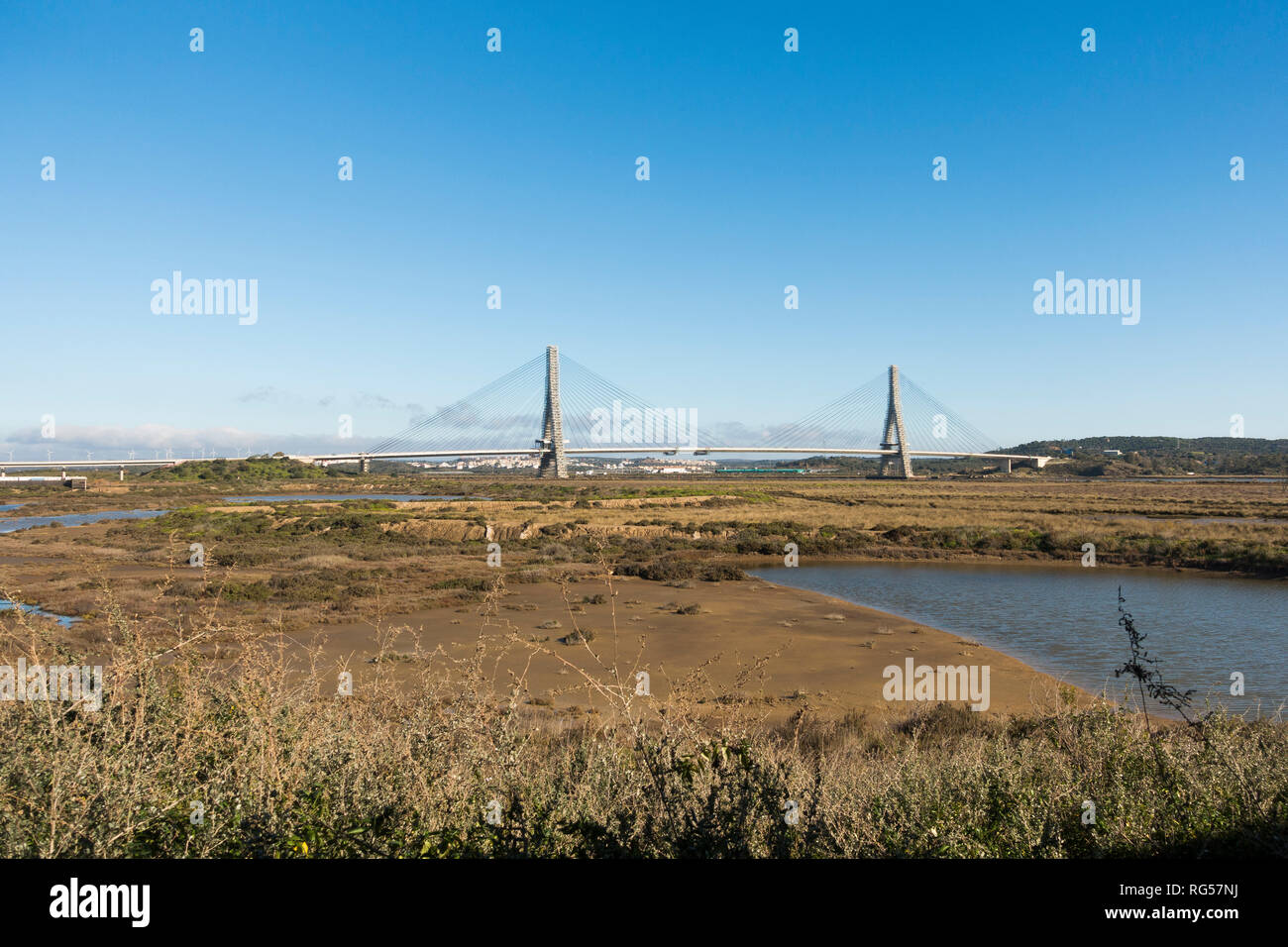 Guadiana ponte internazionale, collegando il sud della Spagna e del Portogallo, in costruzione, da Castro Marim, Algarve, Portogallo. Foto Stock