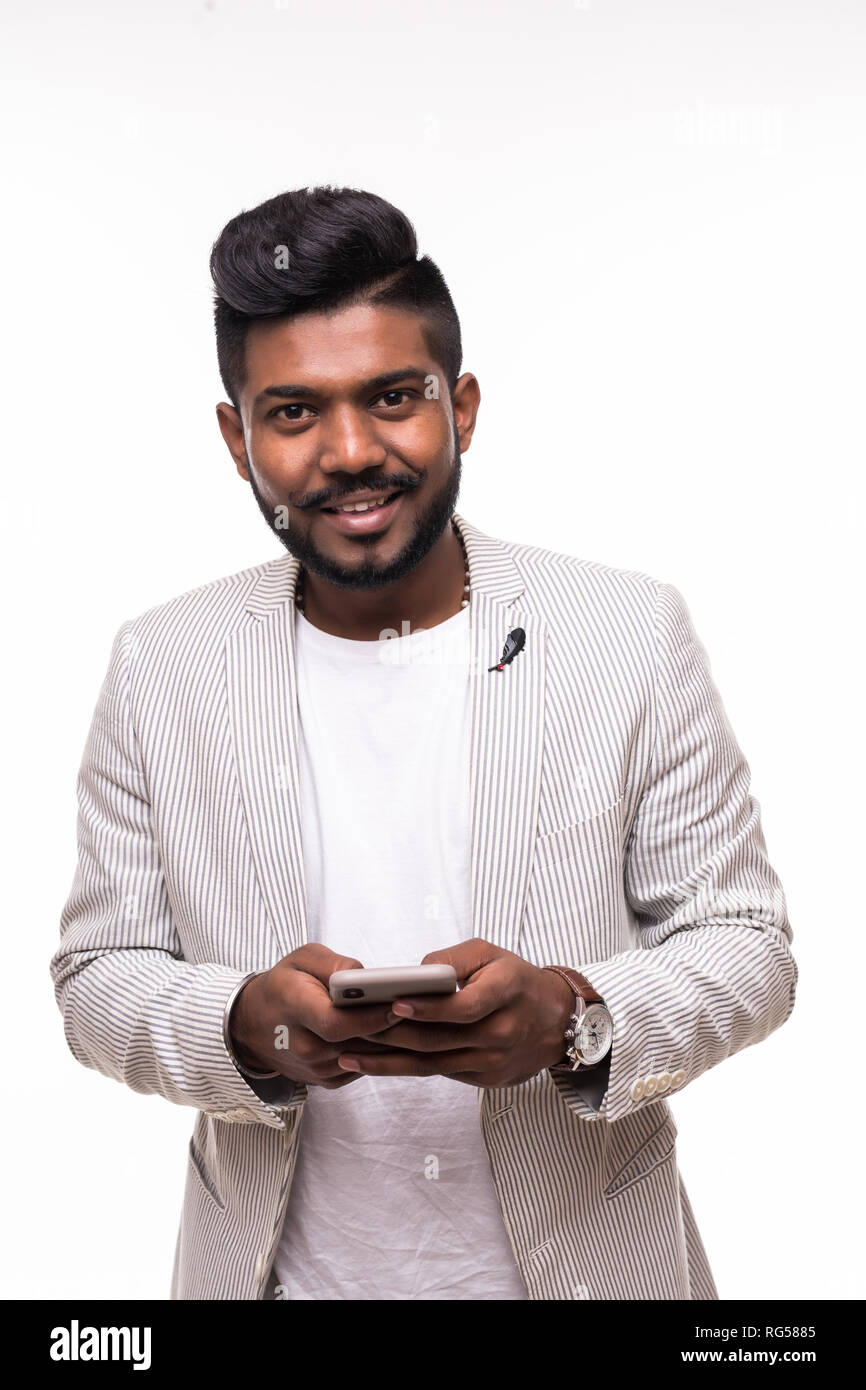Bello tanga indiano uomo barba utilizza lo smartphone in mano isolati su sfondo bianco Foto Stock