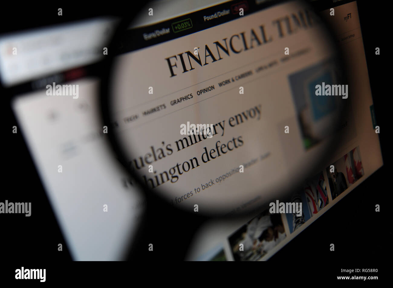 Il sito del Financial Times visto attraverso una lente di ingrandimento Foto Stock