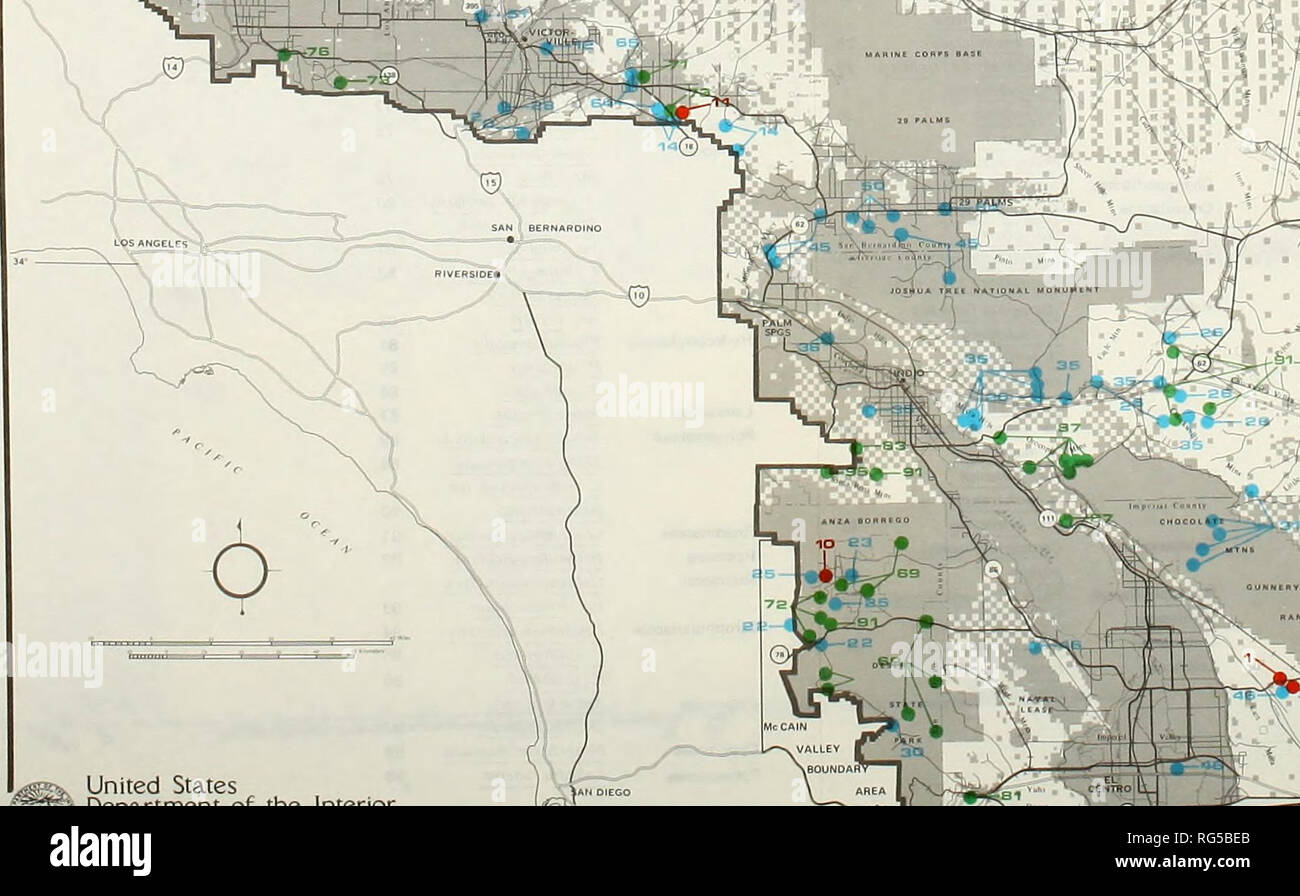 . Il Deserto della California Area di Conservazione Piano, 1980. Ecologia del Deserto Deserto; lo sviluppo delle risorse umane; uso della terra. Deserto della California Area di Conservazione di rare e minacciate e in pericolo di estinzione di specie vegetali v^ *' ' LGOVERNMENTâ governo. NC PER ESSERE CANDIDATI F' vedere REVERSE : it p-i ka v ; t â"¢ I IV W "^"^-^XC-JW^ 3B - r 'J- come &AMP; SV &LT;Â¥ ** Un^ W^ffil ftf'i m â ¢ ^tar .un 3&amp; m. %R*^" Reparto di Stati Uniti dell'interno ''^C":-T/&GT; Bureau of Land Management Deserto personale di pianificazione. Si prega di notare che queste immagini vengono estratte dalla pagina sottoposta a scansione immagini che possono avere b Foto Stock