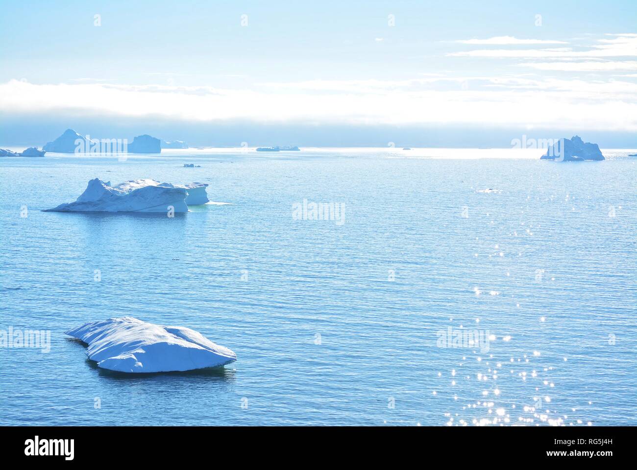 Ilulissat, Luglio | UNESCO World Heritage Site |Disko Bay Kangia icebergs | enormi iceberg nel mare blu in una giornata di sole - il riscaldamento globale Foto Stock