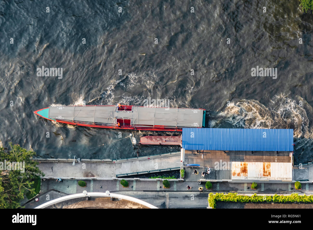 Vista aerea di acqua bus lungo 'San-Sab' canal a Bangkok fermandosi ad un molo per pendolari a scendere e a. Si tratta di una alternativa popolare come pubblico tr Foto Stock